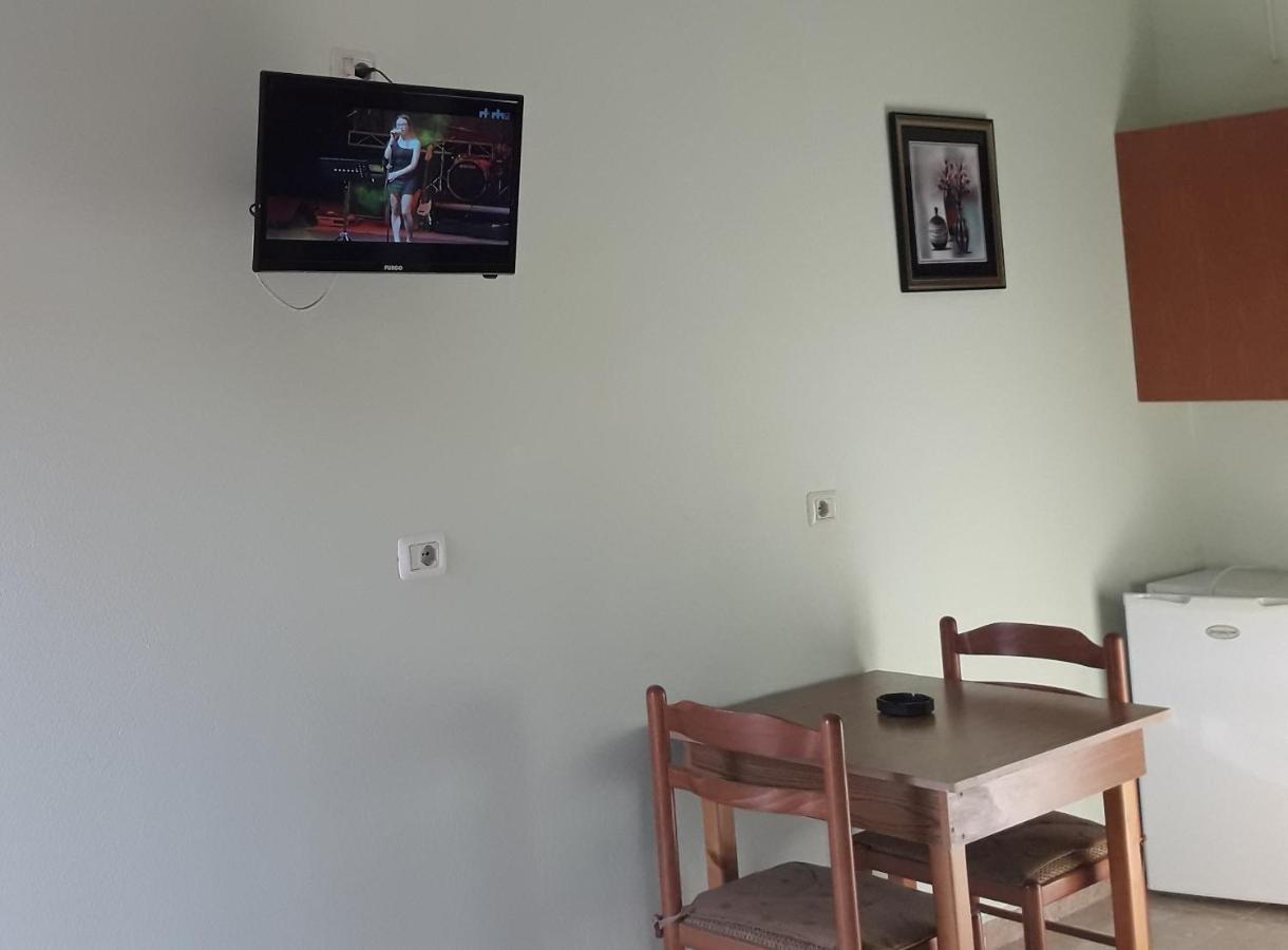 Tani'S Guesthouse Ксамил Екстериор снимка