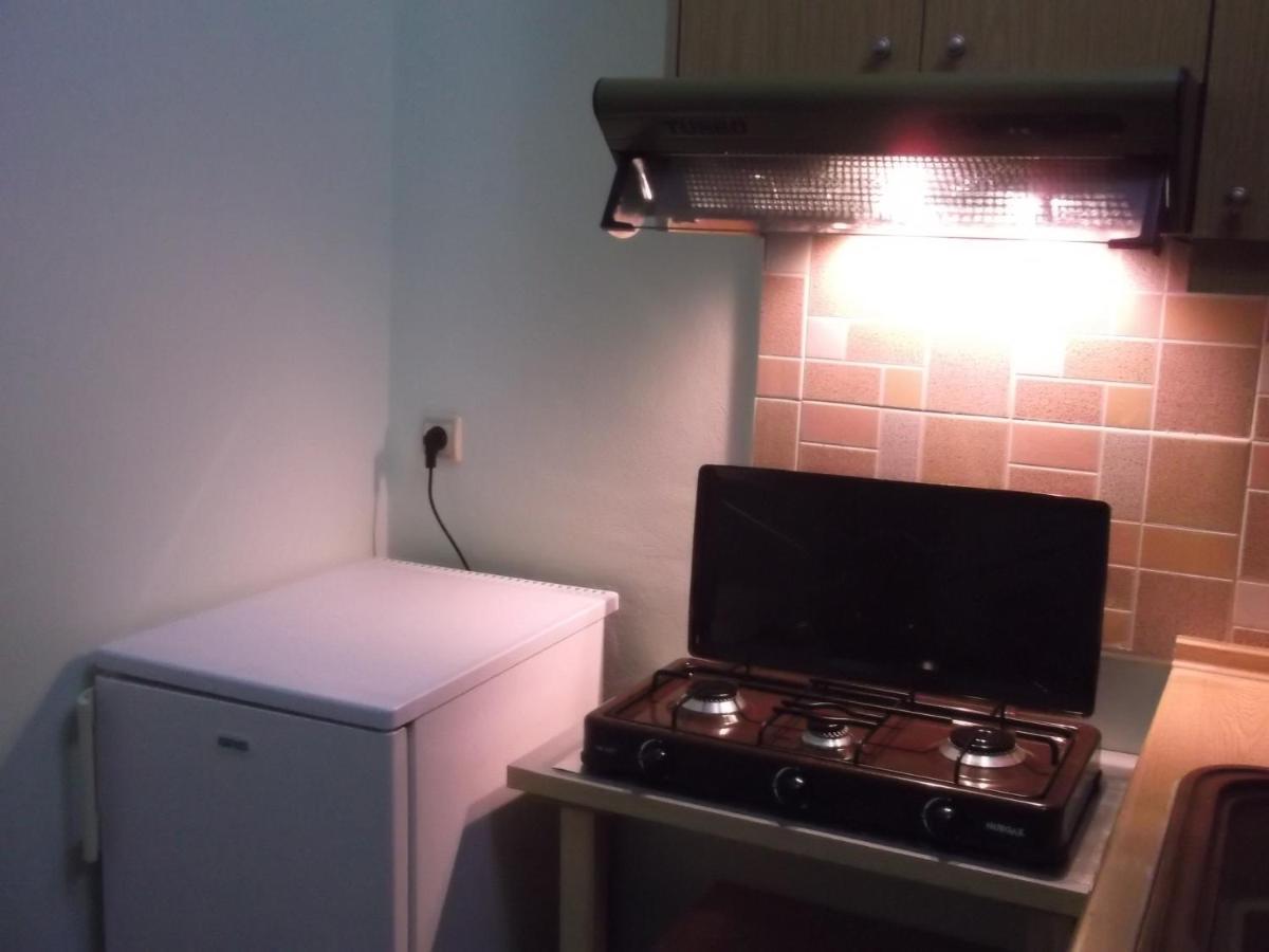 Tani'S Guesthouse Ксамил Екстериор снимка